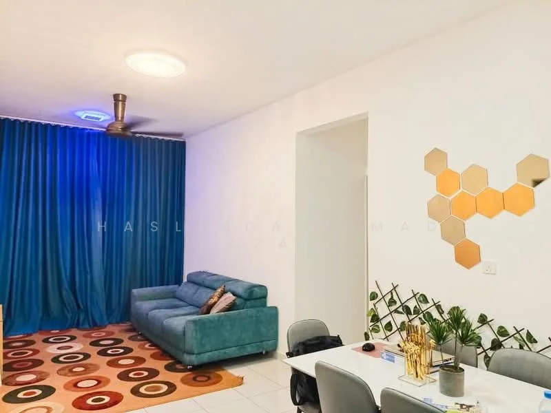 Living features: 3-seater fabric sofa in teal, round coffee table, area rug with geometric pattern, floor-to-ceiling curtains in blue, ceiling fan with integrated light, decorative wall with hexagonal mirrors, potted plants, white painted walls, tile flooring; style: modern.
