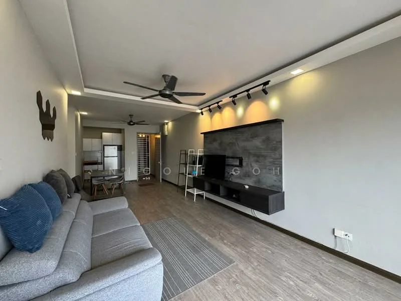 Living features: 3-seater fabric sofa in grey, ceiling fan, recessed LED downlights, wall-mounted TV, TV console in black, decorative wall with stone cladding, area rug with geometric pattern, wooden flooring, open layout to kitchen, light grey painted walls; style: modern.