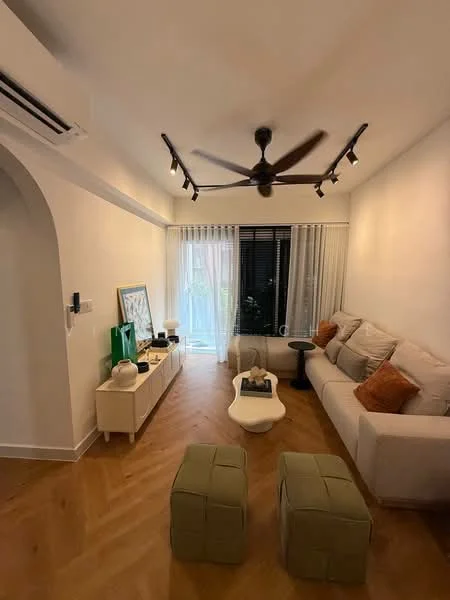 Living features: light wood herringbone flooring, white painted walls, 5-blade ceiling fan with light, recessed LED downlights, sofa with beige upholstery, decorative cushions in orange, coffee table with white surface, two green ottomans, floor-to-ceiling windows with sheer curtains, wall-mounted TV, side table in black; style: modern; view: garden.