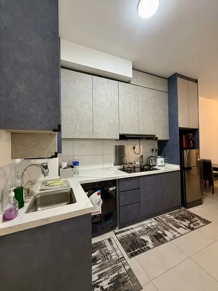 Kitchen features: single-bowl stainless-steel sink, chrome pull-down faucet, white quartz countertop, grey cabinetry with flat-panel doors, built-in oven, 4-burner gas hob, stainless-steel range hood, microwave, refrigerator, tile backsplash, ceramic tile flooring, recessed downlights, area rug with abstract pattern; style: modern.