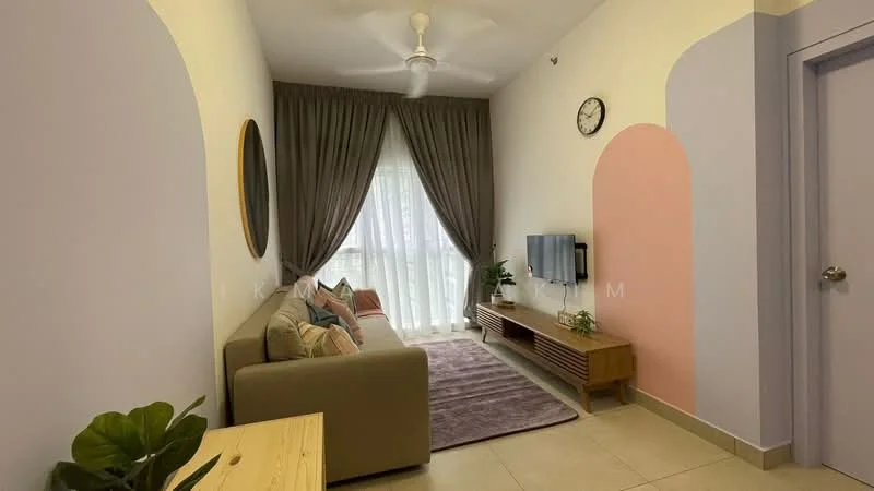 Living features: 3-seater fabric sofa in beige, area rug with geometric pattern in purple, wall-mounted TV, TV console in wood, round mirror, curtains in grey, ceiling fan, decorative wall clock, light beige painted walls, accent wall in pastel pink, accent wall in pastel purple, potted plant, tile flooring; style: modern.