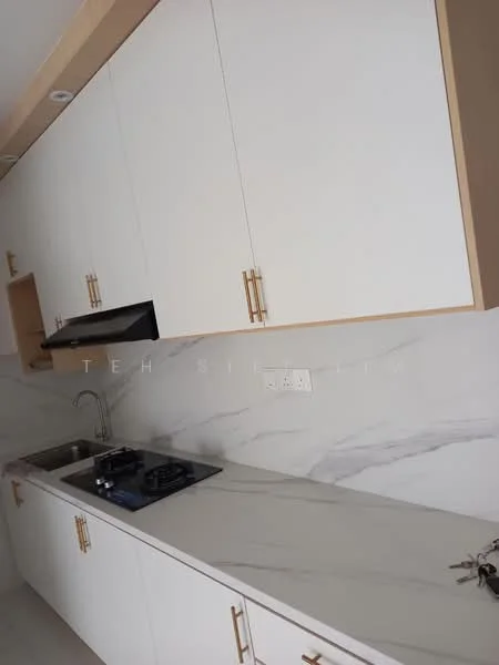 Kitchen features: white shaker cabinets, gold handles, marble countertop, stainless-steel sink, built-in gas hob, black range hood, white tiled backsplash, under-cabinet lighting; style: modern.