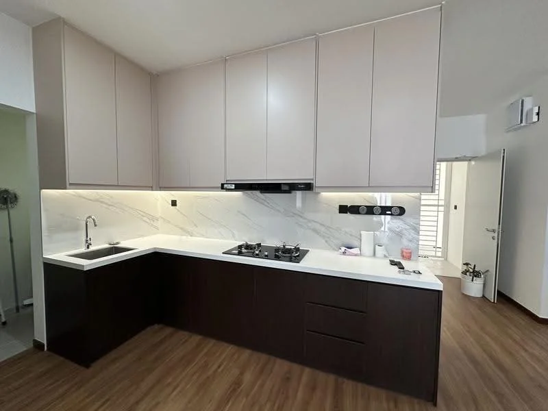 Kitchen features: L-shaped kitchen layout, light beige cabinetry, dark wood lower cabinets, white quartz countertop, marble backsplash, stainless-steel sink, chrome pull-down faucet, 4-burner gas hob, built-in range hood, recessed downlights, wood laminate flooring; style: modern.