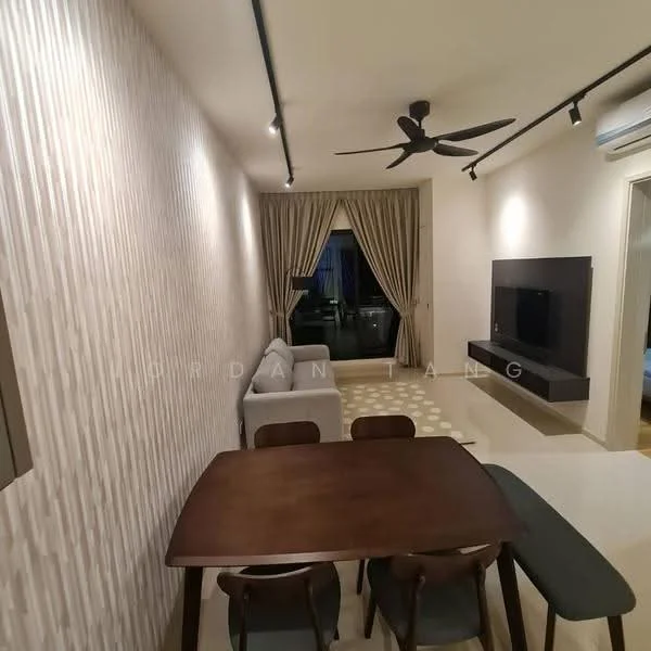Living features: 3-seater fabric sofa in light grey, wooden dining table with 4 chairs, ceiling fan with 3 blades, wall-mounted TV, built-in TV console, floor-to-ceiling windows, curtains in light beige, light-colored wall with textured finish, cream-colored flooring, recessed lighting, decorative area rug with geometric pattern; style: modern; view: city.