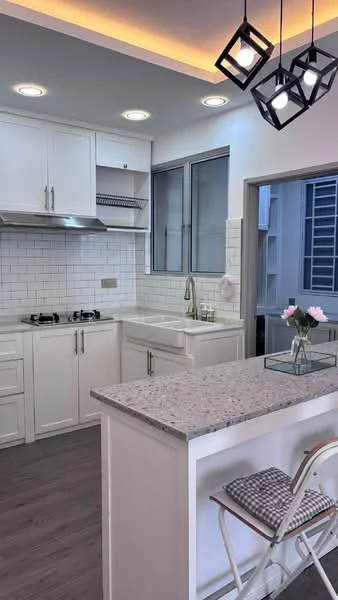 Kitchen features: white shaker cabinets, granite countertop, white subway tile backsplash, stainless-steel sink, chrome pull-down faucet, 4-burner gas hob, built-in oven, recessed downlights, pendant light, open shelving, bar seating with stools, grey laminate flooring; style: modern.