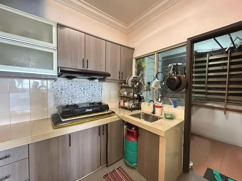 Kitchen features: laminate cabinetry in brown, white tiled backsplash, granite countertop, single-bowl stainless-steel sink, chrome pull-down faucet, 4-burner gas hob, exhaust hood, green gas cylinder, open shelving, window with security bars, flooring in beige tiles, area rug with striped pattern; style: modern.