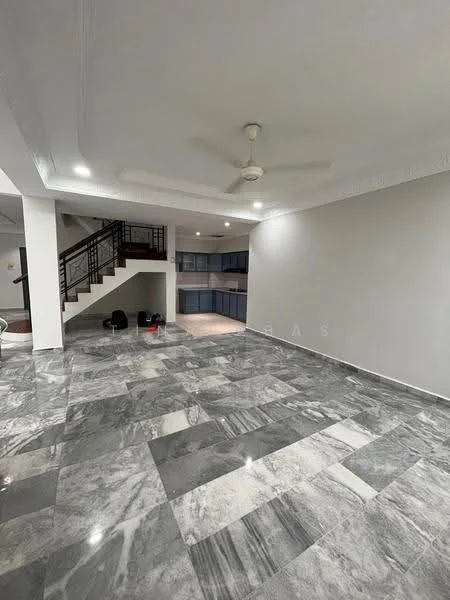 Living features: marble flooring, white painted walls, ceiling fan, staircase with metal railing, open layout, large windows, recessed lighting, spacious area; style: modern.