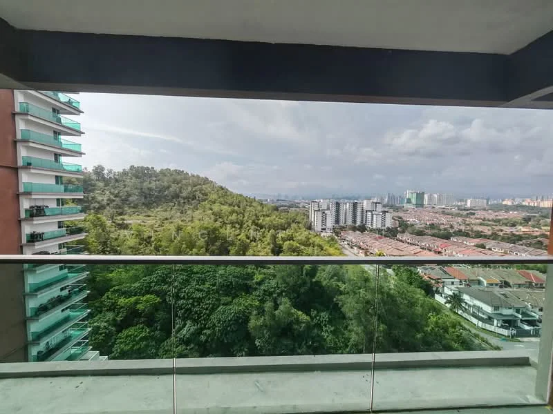 Room style: modern; view: city.