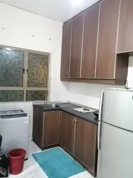 Kitchen features: brown wooden cabinetry, black countertop, single-bowl stainless-steel sink, chrome faucet, built-in refrigerator, top-load washing machine, white tiled walls, white tiled flooring, window with patterned glass, blue area rug, red waste bin; style: modern.