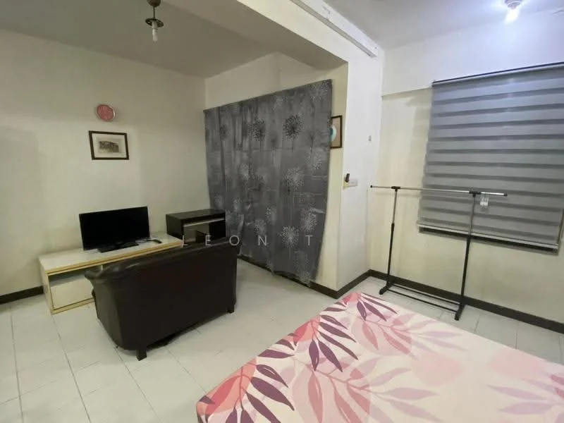 Living features: sofa in brown leather, coffee table with white top, wall-mounted TV, curtains in grey, decorative wall art, floor tiles in white, bed with floral-patterned bedding, clothes rack, roller blinds in grey; style: modern.