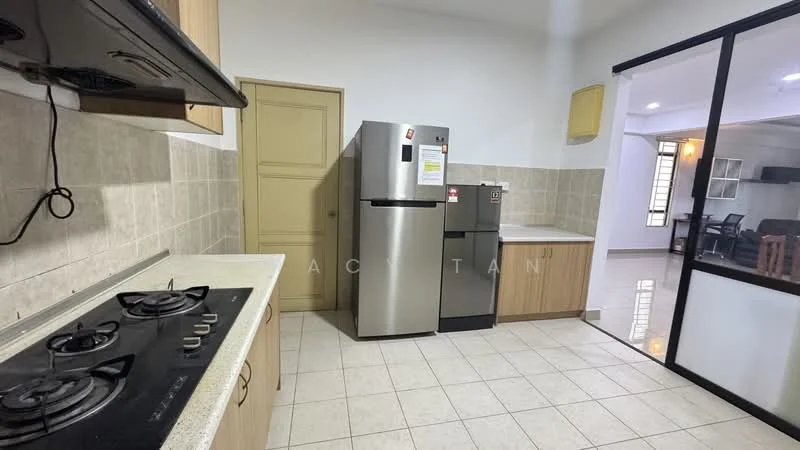 Kitchen features: stainless-steel fridge, freestanding range oven, 4-burner gas hob, exhaust hood, laminate cabinetry, light-colored countertop, cream tiled backsplash, tile flooring, wall-mounted air conditioning unit; style: modern.