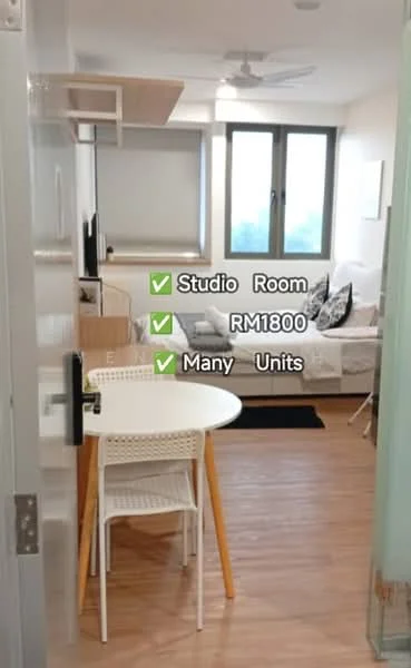 Room features: wooden flooring, white painted walls, ceiling fan, large windows, double bed with white bedding, sofa, dining table with white chairs, wall-mounted TV, shelves, decorative pillows, curtains; style: modern; view: city.