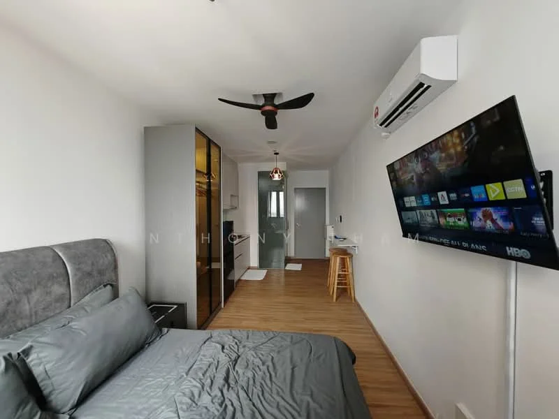 Bedroom features: queen-size bed with grey upholstered headboard, grey bedding, wooden flooring, 5-blade ceiling fan with light, wall-mounted TV, black TV console, built-in wardrobe with mirrored doors, window with natural light, air conditioning unit, decorative pendant light, stool, neutral wall color; style: modern.