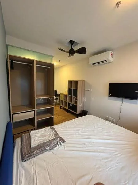 Bedroom features: wooden flooring, white painted walls, 5-blade ceiling fan, wall-mounted TV, built-in wardrobe with sliding doors, open shelving unit, air conditioning unit, bed with bedding; style: modern.