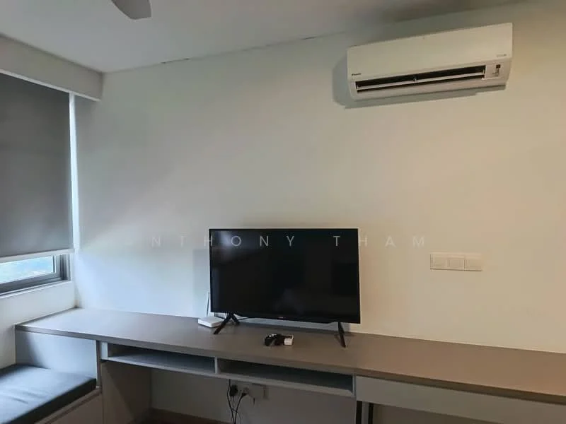 Room features: wall-mounted TV, TV console, built-in desk, 1 wall-mounted split AC, grey wall, window with roller blinds, laminate flooring, corner seating area; style: modern.