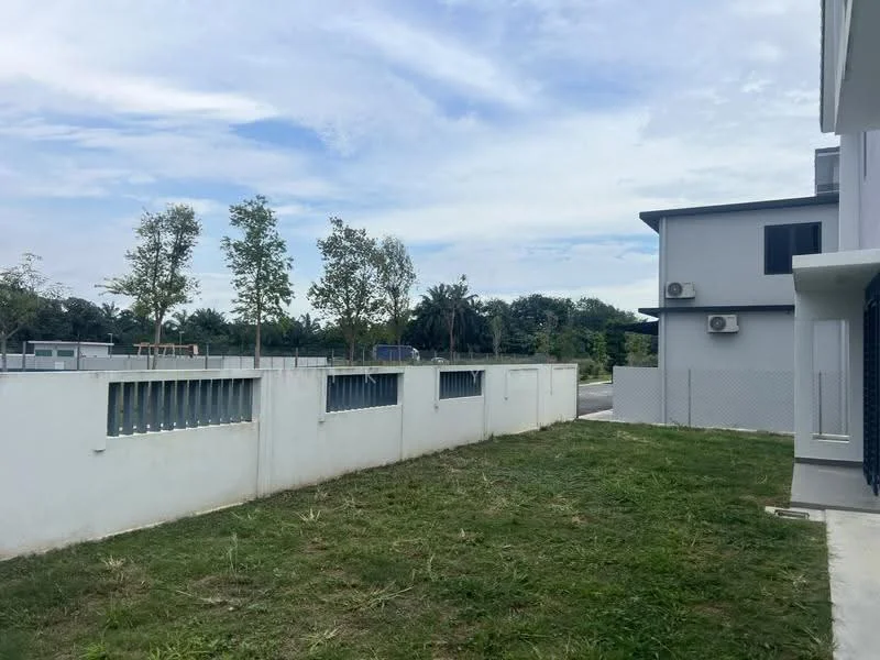 Exterior type: semi-detached house; features: white painted facade, flat roof, 2 wall-mounted split ACs, manicured lawn, fenced perimeter, paved walkway, surrounded by greenery, adjacent to playground, open space, clear sky; style: modern.