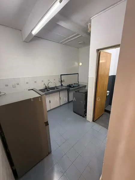 Kitchen features: grey tiled flooring, white painted walls, single-bowl stainless-steel sink, chrome pull-down faucet, 4-burner gas hob, built-in oven, fridge, kitchen cabinets, countertop, wall-mounted light fixture.