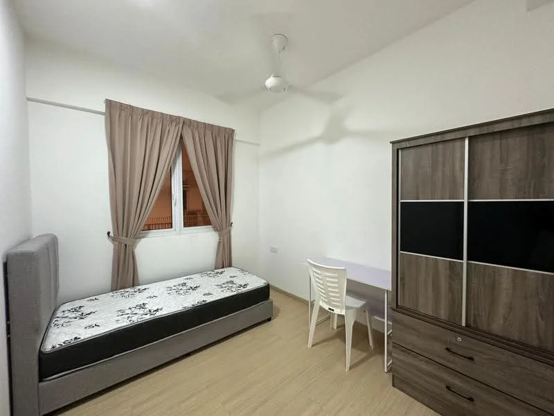 Bedroom features: single bed with mattress, white walls, wooden flooring, curtains in beige, ceiling fan, study desk in white, white chair, wardrobe with sliding doors, drawer unit, window with view to outside; style: modern.