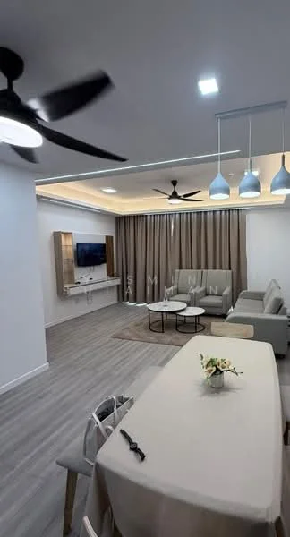 Living features: 5-blade ceiling fan with light, recessed LED downlights, sofa in light grey fabric, coffee table, TV console, wall-mounted TV, curtains in beige, laminate flooring, dining table with white chairs, decorative plant on table, feature wall with wood paneling; style: modern.
