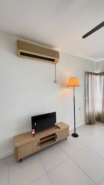 Living features: wall-mounted TV, wooden TV console, floor lamp, wall-mounted split AC, light-colored walls, large window with sheer curtains, tile flooring, ceiling fan; style: modern.