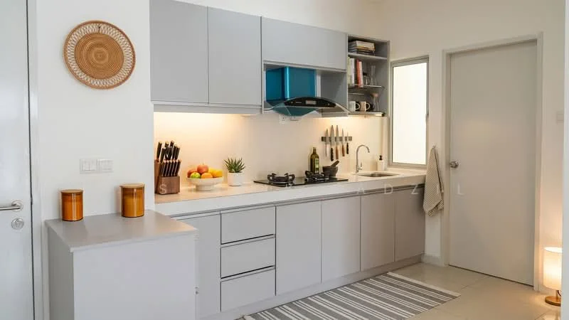 Kitchen features: light grey cabinetry, white countertop, single-bowl stainless-steel sink, chrome pull-down faucet, 4-burner gas hob, built-in range hood, wall-mounted shelves, kitchen utensils, fruit bowl, decorative wall art, striped area rug, white walls, tile flooring; style: modern.