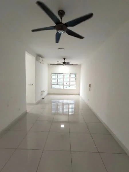 Living features: white painted walls, glossy ceramic tile flooring, 2 ceiling fans with light, large window with horizontal blinds, air conditioning unit, recessed ceiling lights; style: modern.