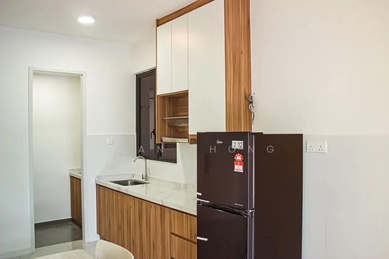 Kitchen features: white quartz countertop, wood cabinetry with a natural finish, stainless-steel sink, single-door fridge in black, built-in oven, wall-mounted cabinet, tile backsplash, recessed ceiling lights; style: modern.