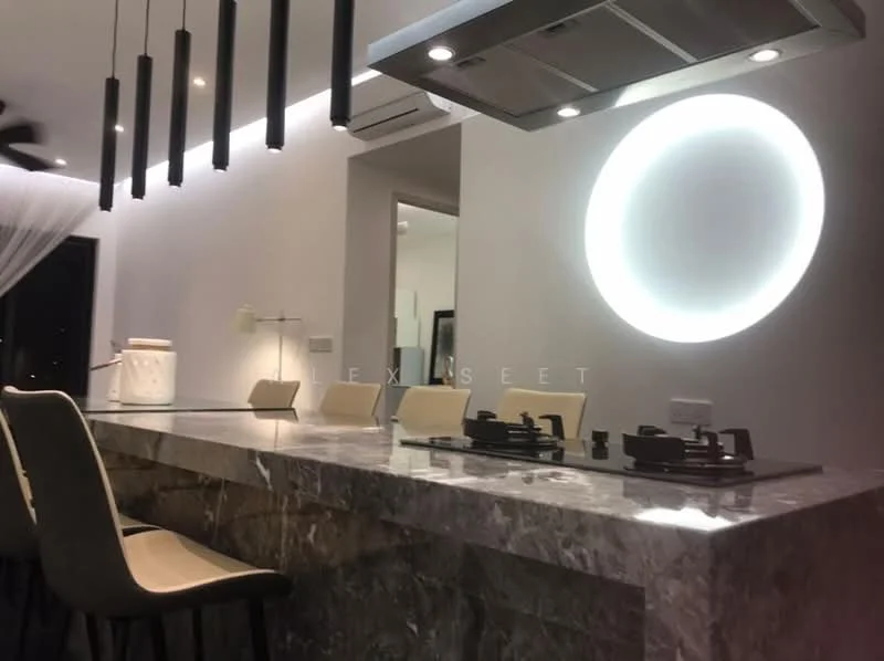 Kitchen features: marble countertop, stainless-steel gas hob, stainless-steel range hood, bar seating with beige upholstered stools, recessed LED downlights, circular LED wall light, white painted walls, wall-mounted split AC; style: modern.