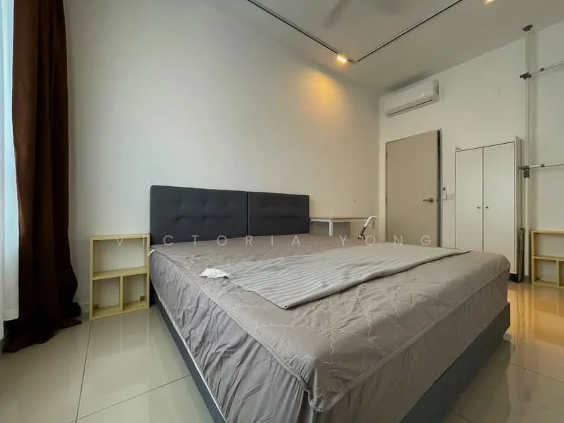 Bedroom features: king-size bed with grey upholstered headboard, grey bedding, 2 bedside tables in light wood, floor-to-ceiling window with sheer curtains, white painted walls, polished tile flooring, 1 wall-mounted split AC, recessed downlights, ceiling fan, built-in wardrobe, minimalist decor; style: modern.