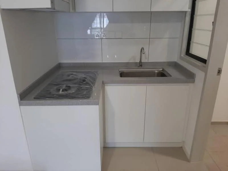 Kitchen features: single-bowl stainless-steel sink, chrome pull-down faucet, grey granite countertop, white flat-panel cabinets, built-in gas hob, white tiled backsplash, cream tiled flooring, window for natural light; style: modern.
