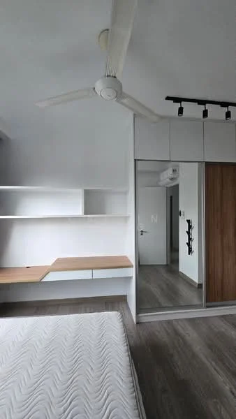 Bedroom features: white painted walls, sliding mirror wardrobe, wooden flooring, 5-blade ceiling fan, built-in shelving, desk with wooden surface, recessed lighting, air conditioning unit; style: modern.