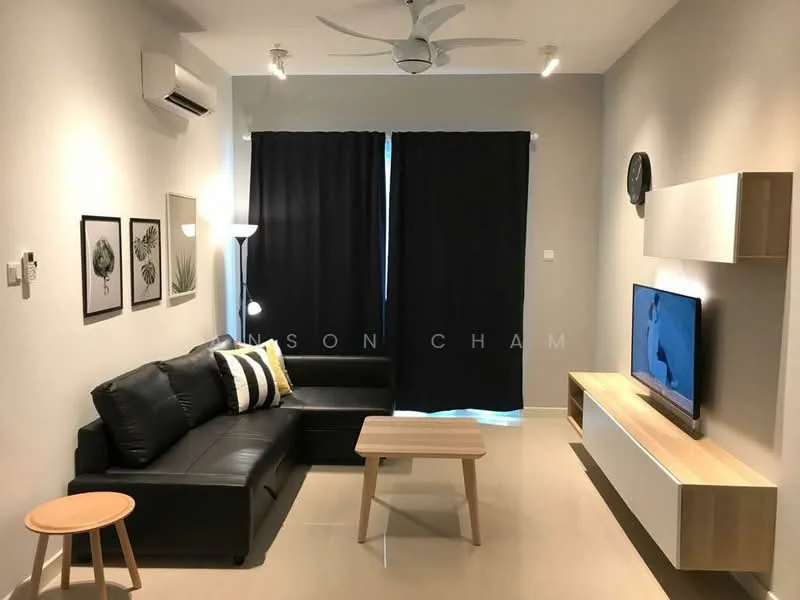 Living features: black leather sofa, coffee table, wall-mounted TV, TV console in light wood, floor lamp, 5-blade ceiling fan, grey painted walls, black curtains, decorative wall art, light-colored flooring; style: modern.