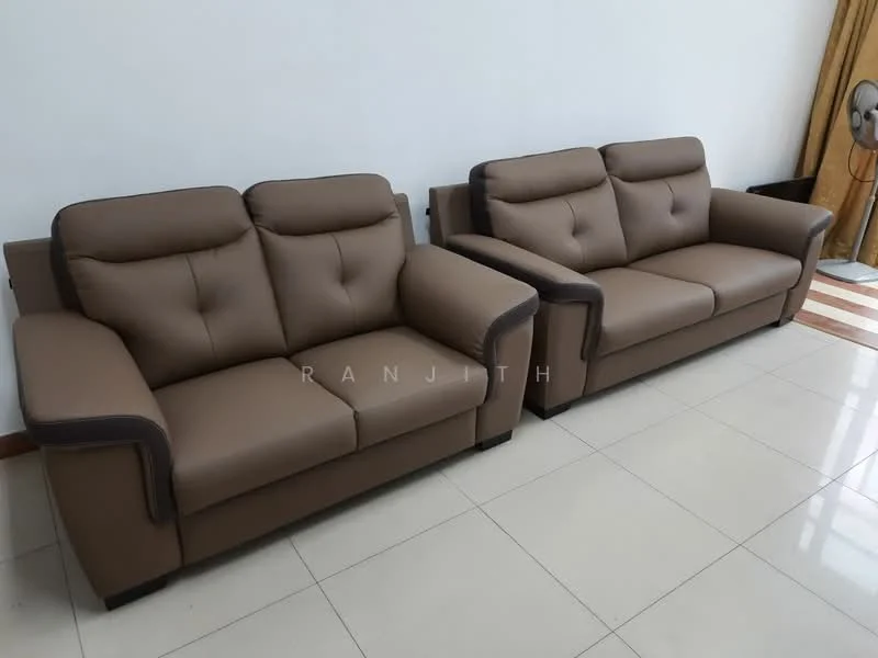 Living features: 2-seater leather sofa in brown, cushioned backrest, armrests on both sides, polished ceramic tile flooring, neutral wall color, floor lamp, wooden baseboard; style: modern.
