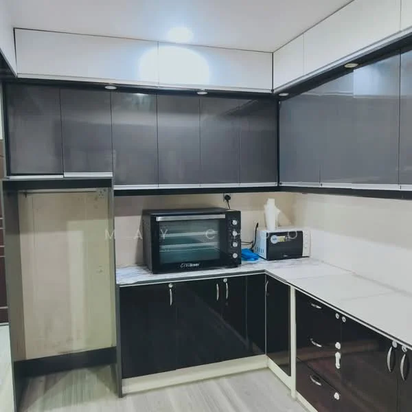 Kitchen features: dark wood cabinetry, white upper cabinets, marble countertop, built-in microwave, freestanding oven, stainless-steel sink, chrome faucet, recessed downlights, tile backsplash, laminate flooring; style: modern.