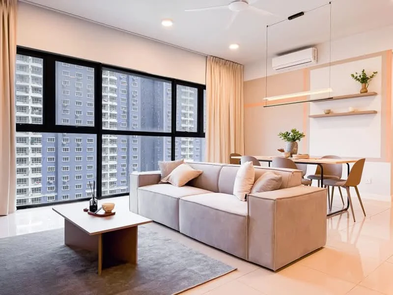 Living features: 3-seater fabric sofa in beige, coffee table, area rug, floor-to-ceiling windows, curtains, ceiling fan, wall-mounted air conditioning unit, decorative wall shelf, dining table with chairs; style: modern; view: city.
