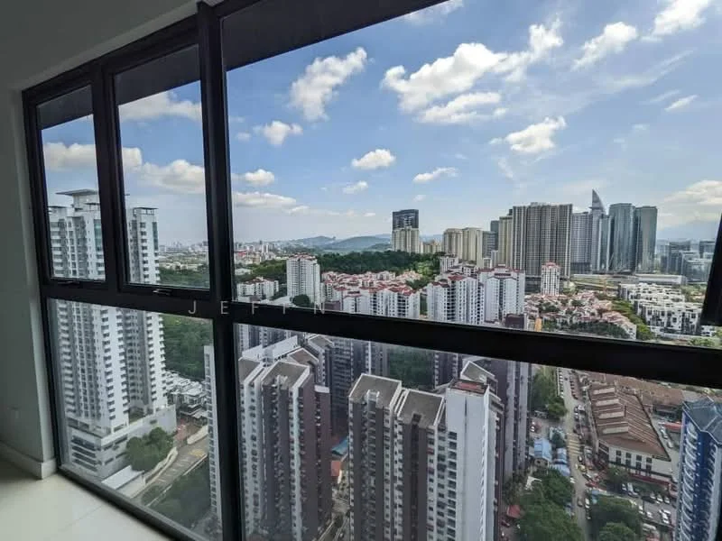 Room style: modern; view: city.