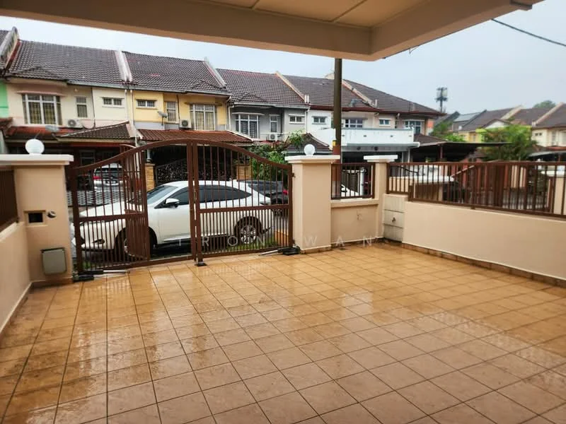 Exterior type: linked terrace house; features: tiled flooring, covered porch area, metal gate, fenced perimeter, outdoor lighting fixtures, car parking space, surrounding residential buildings, manicured landscaping; style: modern.