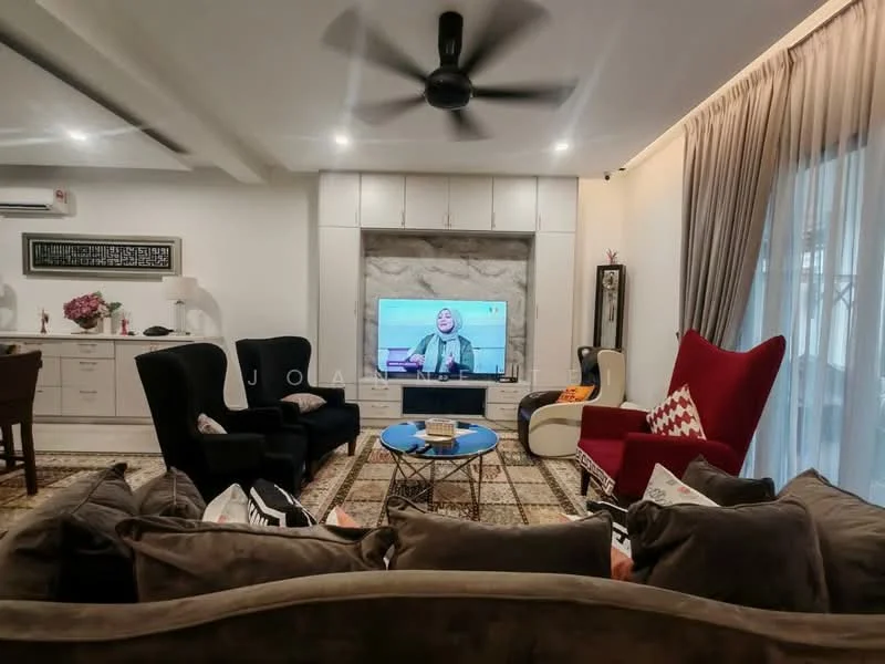 Living features: 3-seater fabric sofa in grey, 2 armchairs in black and red, coffee table with round top, wall-mounted TV, decorative wall unit, ceiling fan, curtains in light fabric, area rug with intricate pattern, recessed lighting, stone feature wall, open shelving, decorative plants; style: modern.