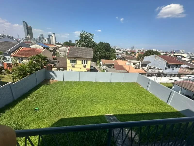 Exterior features: manicured lawn, surrounding fence, city skyline in background, adjacent residential buildings, clear blue sky, greenery, open space; style: modern.