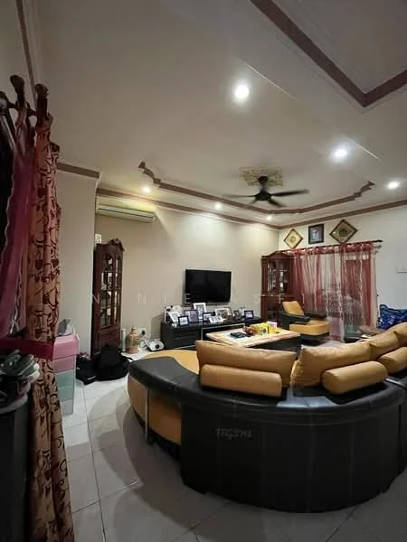 Living features: 5-blade ceiling fan with light, recessed downlights, cream painted walls, tray ceiling, L-shape sectional sofa in yellow, coffee table, wall-mounted TV, entertainment unit, curtains with floral pattern, tile flooring, decorative wall art, built-in display cabinet; style: traditional.