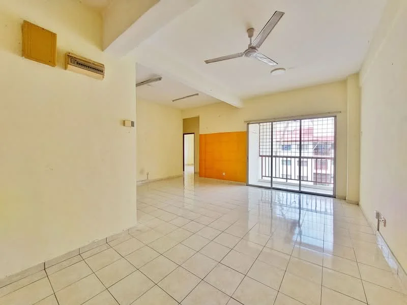 Living features: white painted walls, cream tiled flooring, 5-blade ceiling fan, wall-mounted air conditioning unit, large sliding glass door, grid-patterned window, natural light from window, open layout, orange accent wall; style: modern.