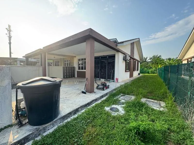 Exterior type: detached bungalow; features: flat roof, cream painted facade, exposed concrete, manicured lawn, paved walkway, side yard, air conditioning units visible, fenced perimeter, outdoor space with patio, utility area with trash bin; style: modern.