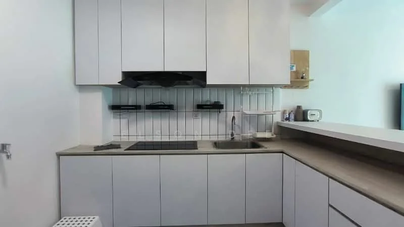 Kitchen features: white flat-panel cabinets, grey countertop, built-in cooktop, black range hood, single-bowl stainless-steel sink, chrome pull-down faucet, white tiled backsplash, open shelving, wall-mounted kitchen accessories, recessed lighting; style: modern.
