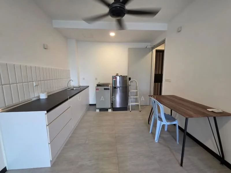 Kitchen features: white tiled walls, grey laminate countertop, single-bowl stainless-steel sink, chrome pull-down faucet, built-in kitchen cabinets, stainless-steel fridge, freestanding washing machine, ceiling fan, tile flooring, wooden dining table, plastic chair; style: modern.