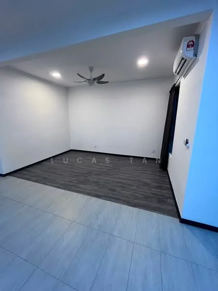 Room features: white painted walls, grey laminate flooring, 5-blade ceiling fan, 1 wall-mounted split AC, blackout curtains, recessed downlights; style: modern.