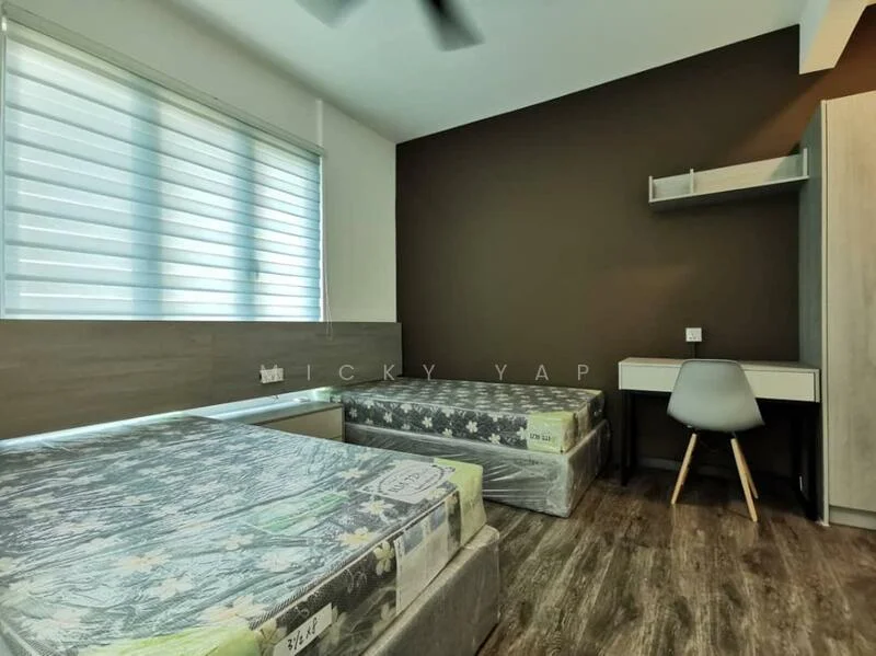 Bedroom features: two single beds with mattresses, wooden flooring, brown accent wall, light grey wall, built-in wardrobe, study desk with chair, window with horizontal blinds, ceiling fan; style: modern.