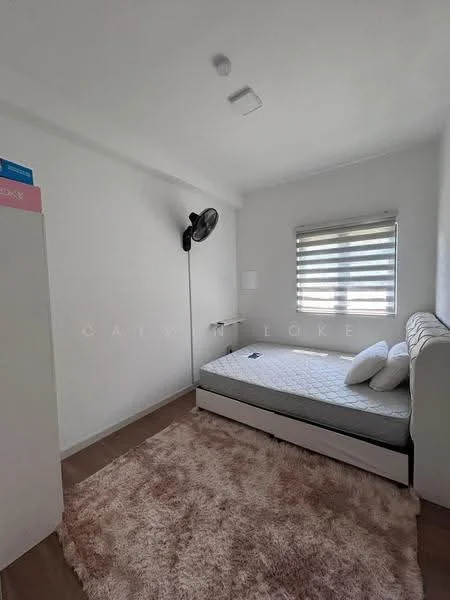 Bedroom features: white painted walls, wooden flooring, single bed, upholstered headboard, bedside lamp, window with blinds, area rug with geometric pattern, ceiling light, built-in wardrobe; style: modern.