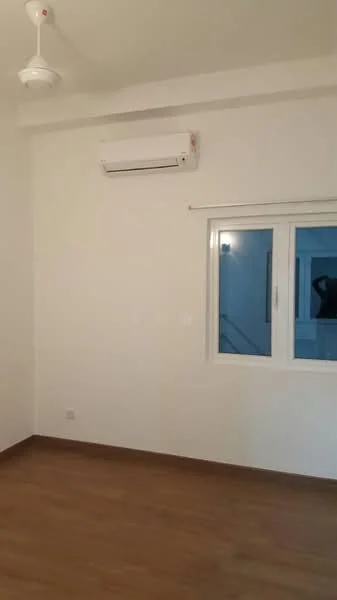 Room features: white painted walls, wooden flooring, 1 wall-mounted split AC, ceiling fan, window with white frame, light switch, baseboard, corner trim.