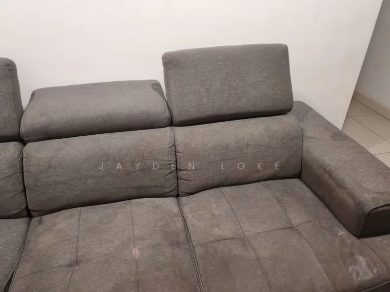 Living features: grey fabric sofa, sectional design, reclining backrest, stained upholstery, square armrest, neutral wall colour, tile flooring; style: modern.