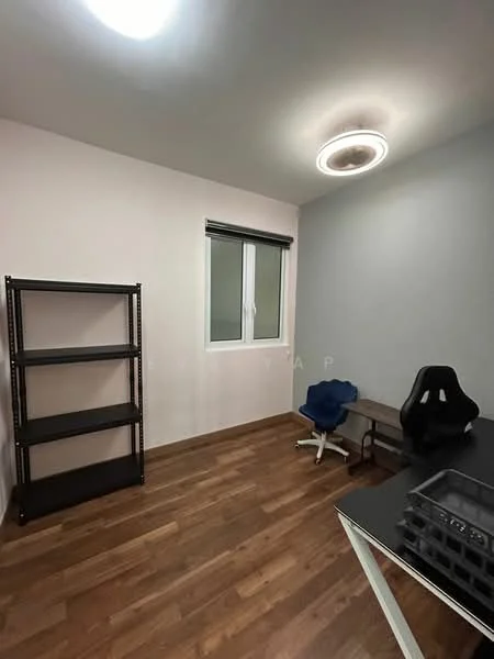 Room features: wooden flooring, white painted walls, grey accent wall, recessed ceiling light, window with blinds, black shelving unit, desk with chair, gaming chair; style: modern.